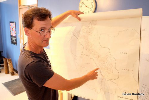 James Lindsay, le maire de Lynn Lake, en août 2016, sur le lieu de rassemblement communautaire de Share It on Sherritt. Le maire, enseignant à l’école secondaire du village, explique qu’environ la moitié de ses élèves restent à Lynn Lake après avoir reçu leurs diplômes. « J’aimerais que nos jeunes restent au village une fois qu’ils ont une formation formelle et informelle. Je suis heureux de pouvoir dire qu’il y a un certain nombre de mes élèves qui travaillent aujourd’hui dans la communauté. »