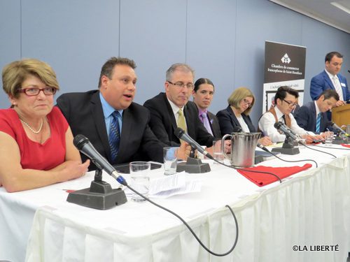 Les candidats à la mairie de Winnipeg, Judy Wasylycia-Leis, Michael Vogiatzakis, Gord Steeves, Robert Falcon Ouellette, Paula Havixbeck, Michel Fillion et Brian Bowman, accompagnés du président de la Chambre de commerce francophone de Saint-Boniface, Robert Tétrault.