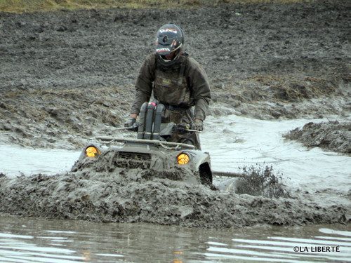 Les participants du 13e Derby VTT de Saint-Jean-Baptiste ont allègrement bravé le temps pluvieux, pour se balader dans la boue.