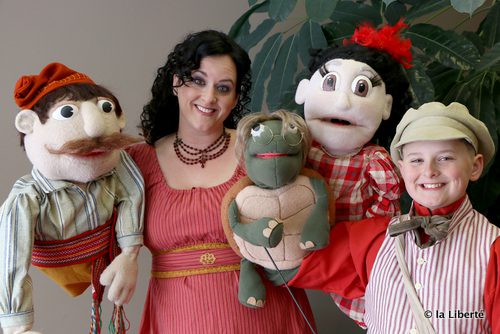 De gauche à droite : Ti-Guy Doux, Jocelyne Baribeau, Persévérance la tortue, la marionnette Madame Diva et Micah le jeune Voyageur. La troupe se produira en spectacle dans des écoles manitobaines du 14 février au 5 mars.
