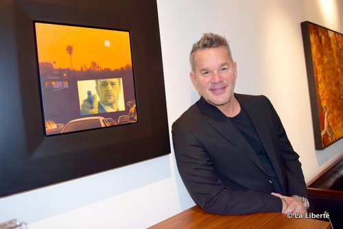 Leomark Dookeran aux côtés d’une oeuvre d’Andrew Valko, présent au Plug In Gala l’an dernier.