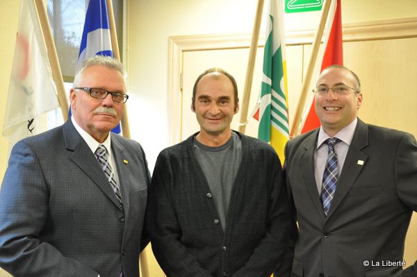 Le président de la commission scolaire franco-manitobaine, Bernard Lesage, entouré, à sa gauche d'Alain Laberge, nouveau directeur général, et, à sa droite, Denis Ferré, directeur général actuel de la DSFM.