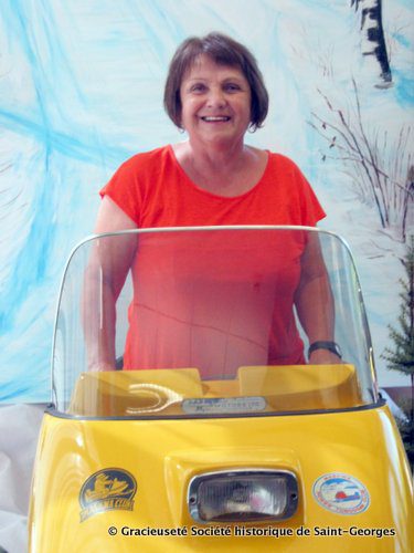 On la dirait parée pour une promenade! Diane Dubé et la motoneige « Olympic » de Ski-Doo, fabriquée il y a 50 ans, en 1965.