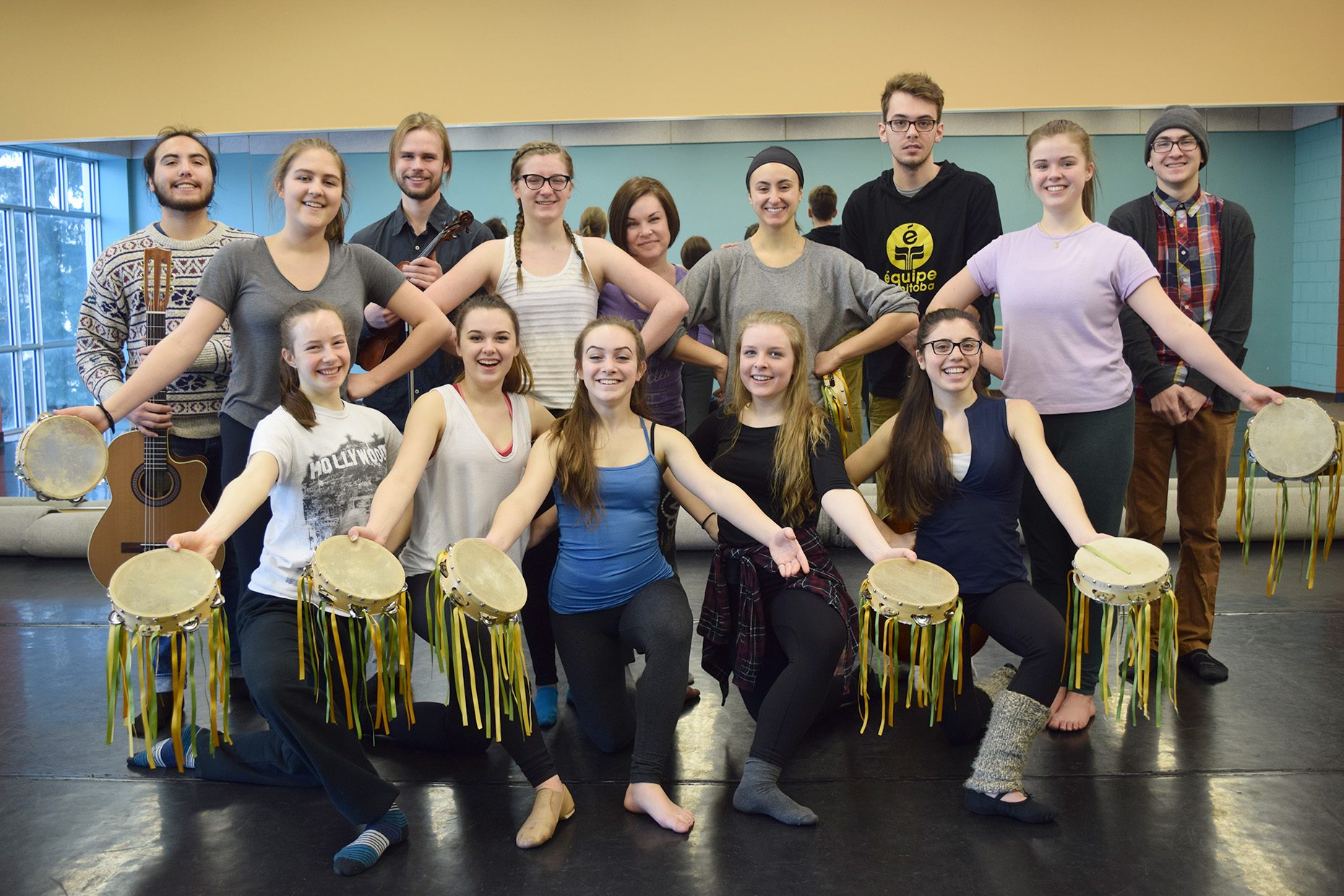 Les danseuses et les musiciens de la troupe Le Ragazze Italiene prennent une pause pendant une répétition au Centre culturel franco-manitobain. Debout : Miguel Guzman, Karine Jubinville, Simon Reimer, Avril Brown, Christine Lamontagne (directrice artistique), Stéphanie Infantino, Joël Rivard, Megan Fry, Caleb Dondo. À genoux : Daria McKennitt, Helena McFeetors, Anna Badiou, Marina Lamontagne, Cristina Ardita. Absentes : Sarah Lamontagne, Domenica Bueti, Antonietta Bueti.