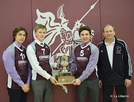 Declan Erickson, Owen Swendowski-Yerex, Mathieu Lavoie et l’entraîneur Lloyd Voth présentent fièrement leur trophée de champions provinciaux de volleyball au secondaire. Le sport s’enracine de plus en plus dans la province.