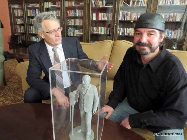 Marcien Ferland avec le sculpteur Miguel Joyal, lors de la présentation de la maquette de la future statue de Georges Forest.