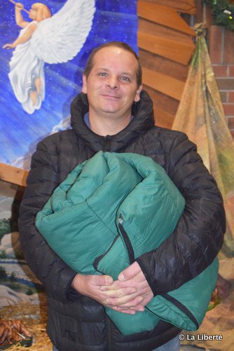 John Ferrer, bénévole à la Paroisse Précieux-Sang et initiateur de la Fondation du Café suspendu, collectionne de sacs à couchage pour les démunis de Winnipeg cette saison. 
