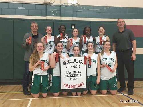 Les membres de l’équipe de basketball du Collège Louis-Riel, les Voyageurs, participeront à la finale provinciale du 17 au19 mars. Rangée du haut : Jean-Paul Gagné (entraîneur), Émilie Hoeppner, Esther Ruchegaza, Julia Perron, Bendu Dukuly, Alexus Rasmussen, Richard Chabot (entraîneur). Rangée du bas : Béatrice Soulard, Jocelyne Fournier, Sarah Boissonneault, Mylène Chabot, Ariane Freney-Gagné. Absente de la photo : Roxane Desrochers.