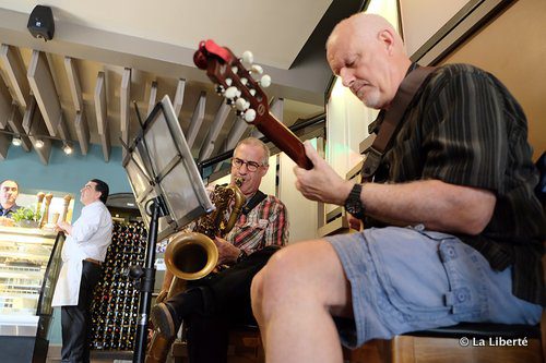 Ken Gold et Grant Jones assurent l’ambiance un samedi après-midi à In Ferno’s sur la Des Meurons. Fern recommande fortement un spectacle en terrasse le 16 juin, où trois musiciens de l’Orchestre symphonique de Winnipeg se donneront au Jazz.