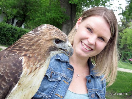 Stéphanie Graff et R2, la buse à queue rousse du Wildlife Haven.