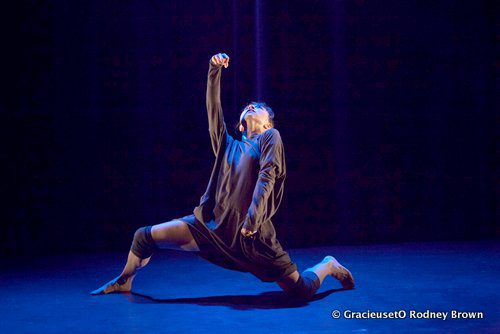 La chorégraphe et danseuse Janelle Hacault. La compagnie de danse qui présente le spectacle Essentia s’appelle .6 Ricochet. « Le chiffre .6 parce qu’il faut danser à 60 % de son potentiel d’énergie pour rester au meilleur de ses possibilités. Le choix du mot Ricochet, c’est pour faire valoir le dynamisme de la danse contemporaine. »