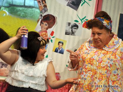 Stephanie Pitsiladis et Georges Wendt jouent dans la comédie musicale Hairspray.