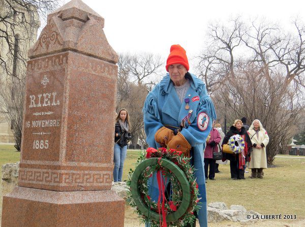 Le président de l’UNMSJM, Gabriel Dufault, se recueille devant le tombeau de Louis Riel.