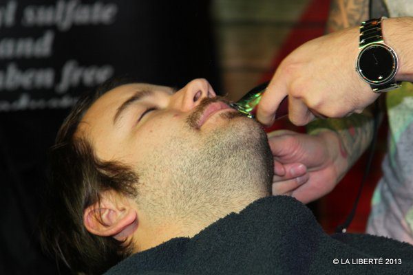 Cinq personnes ont eu droit à un rasage, au Garage Café. Qui aura la plus longue barbe en février?