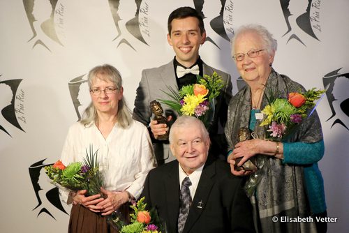 Gisèle Johnson Himbeault, Gabriel Tougas, Paul Grenier et Lucille Bazin rejoignent à leur tour le cercle des récipiendaires du prix Riel. Mariette Mulaire, absente de la photo, était quant à elle gratifiée du prestigieux prix Marcel-Gauthier.