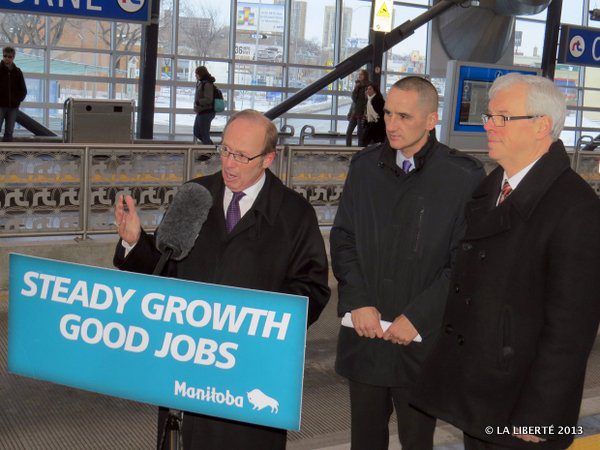 Le maire de Winnipeg, Sam Katz, accompagné du député provincial de Point Douglas, Kevin Chief, et du premier ministre du Manitoba, Greg Selinger.