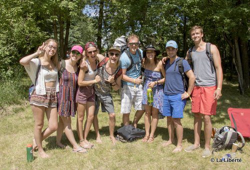 Un instantané de fun francophone au Festival Folk. De gauche à droite : Taylor Kist, Taryn Picton, Alixe Kirouac, Logan Picton, Serge Leclerc, Dominique Tétrault, George Semchuck et Lucas Kost.