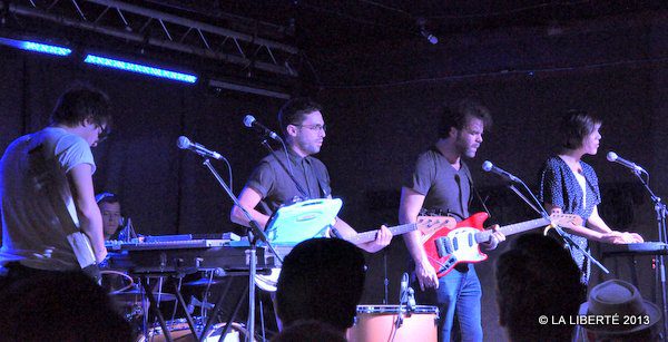 Le groupe Boats, lors d’un concert au Windsor Hotel, le 15 novembre 2013. De gauche à droite : Rory Ellis, Ian Ellis,Louis Lévesque-Côté, Mat Klachefsky et Jodi Plennert.