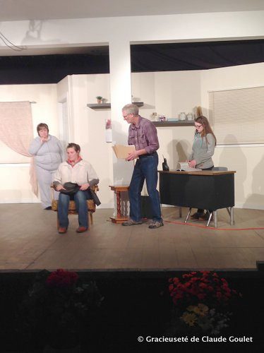 Julie Legal (à gauche), Suzette LaRochelle, Denis Foidart et Danielle Vermette du Théâtre Montcalm de Saint-Jean-Baptiste en répétition pour la production annuelle, Pas de pitié pour le docteur.