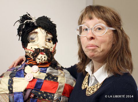L’artiste multidisciplinaire, Julie Lequin pose avec l’un des personnages qu’elle a créé. 