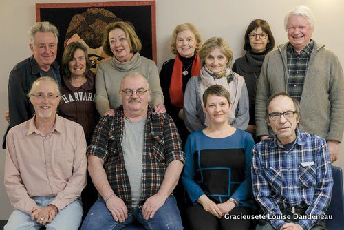 Au sous-sol de la Maison Gabrielle-Roy, le 1er mars. Les participants à l’assemblée fondatrice, debout de gauche à droite : Roger Léveillé, Simone Chaput, Rosmarin Heidenreich, Annette Saint- Pierre, Louise Duguay, Lise Gaboury-Diallo, Raymond Hébert. Assis, les membres du premier conseil d’administration : Bertrand Nayet (président), Jean Chicoine (conseiller), Louise Dandeneau (vice-présidente), Charles Leblanc (secrétaire-trésorier).