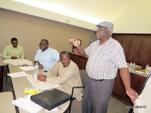 La Coalition des communautés africaines francophones du Manitoba au travail : Freddy Manoungou, Jacob Atangana-Abé, Paul Medeinwo et André Doumbè lors de la session plénière de la discussion du 23 mai.