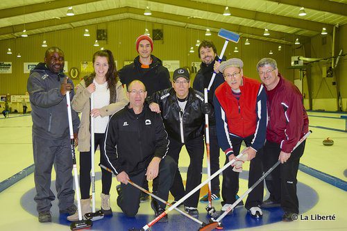 L’équipe de l’Alliance française (Rang arrière : Germain Malumalu, Katrine Deniset, Mahdi Khattabi et Alan Nobili) a reçu une leçon de curling de l’équipe Wenden (rang avant : Richard Chabot, Bernard Wenden, Louis Wenden et Yvon Bissonnette).