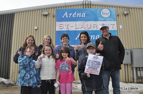 Les membres de l’Association de hockey mineur de Saint-Laurent espèrent gagner le prix de 100 000 $ pour rénover leur aréna qui en a bien besoin. En arrière : Crystal McKay (membre), Bianca Carrière (membre), Lori Combot (membre), Angelica Kerbrat (trésorière), Greg Morden (vice-président). Absente de la photo : Wendy Scharf, présidente de l’association. En avant : Kylie Combot, Abby Oughton, Kerri Combot et MaCulla McKay.