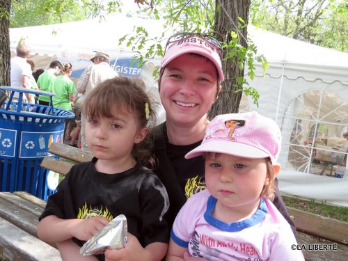 Amy Millette (au centre) et ses deux filles, Jolie (à la gauche) et Paisley (à la droite).