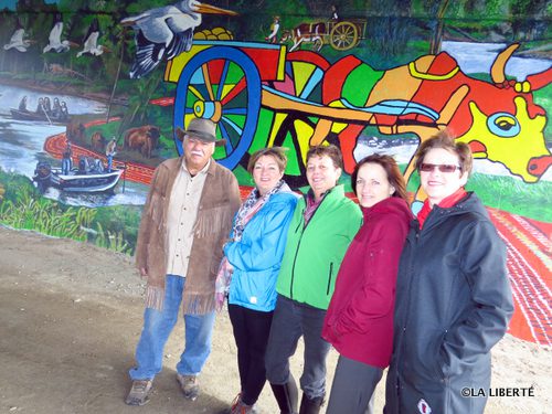 Le représentant des Métis de Saint-Norbert, Oril Hogan, la présidente de l’Association des résidants de la promenade Cloutier, Janice Lukes, la membre du conseil d’administration d’Entreprises Riel, Rolande Kirouac, la directrice de Tourisme Riel, Michèle Gervais et la directrice de Corridor Rivière-Rouge, Julie Turenne-Maynard.