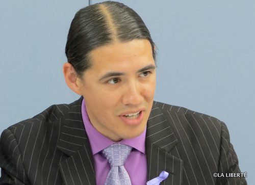 Robert-Falcon Ouellette, le 18 juin dernier, lors du premier débat des candidats à la mairie de Winnipeg.