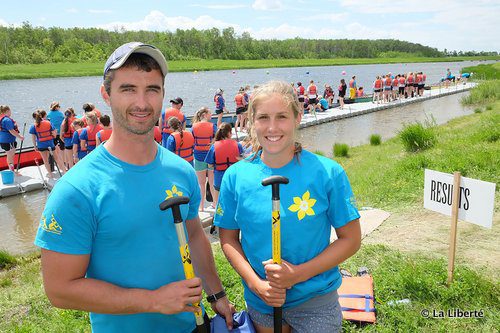 Robert Page (à gauche) est un assistant entraîneur de l’équipe provinciale de canoë-kayak. Des membres de l’équipe, dont Emma Mitchell (à droite), participaient au tournoi comme bénévoles. Il y a deux semaines encore, la kayakiste remportait une médaille d’or et une médaille d’argent aux championnats panaméricains en Géorgie. L’année passée, Emma Mitchell avait participé à la compétition internationale des Espoirs olympiques en Pologne. L’élève du Collège Garden City a des choses à dire par rapport au grand nombre de francophones qui font partie de l’équipe provinciale de canoë-kayak. « Nous parlons presque tous français. Beaucoup, comme moi, sont en immersion. Je pense que les sports et le français sont liés. Des études montrent que les sportifs réussissent mieux à l’école. Alors ceux qui sont en mesure d’apprendre deux langues sont aussi les sportifs. »