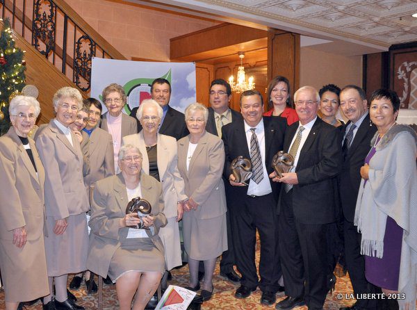 Pour sa quatrième édition, le Gala a récompensé les Sœurs Grises du Manitoba (à gauche), Raymond Poirier (à droite) et, à titre posthume, Henri Baudry, dont les sept enfants étaient venus recevoir la statuette remise par le CDEM.