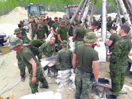 Inondations Saint-Laurent premier régiment de l’Infanterie légère de la Princesse Patricia d’Edmonton sont venus prêté main forte à la communauté de Saint-Laurent