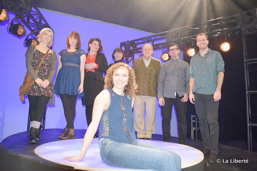 Laura Lussier (au centre), accompagnée de la distribution de la pièce Plus (+) que toi : Nadine Pinette, Anna-Laure Koop, Micheline Girardin, Suzanne Kennelly, Georges Couture, Christian Beaudry et Gabriel Robichaud, qui vient du Nouveau-Brunswick pour l’occasion.