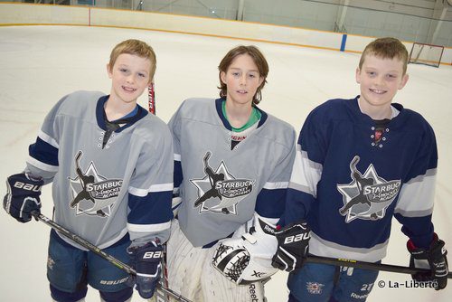 Joel Purdom, Luca Fais et Owen Pickering ont l’ambition chevillée au corps. Cinq jours sur sept, les trois francophones en 6e année se rendent à l’Académie de hockey de Starbuck.