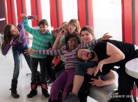 La troupe des Météores de la Petite école de théâtre se prépare à sa représentation du 16 mars prochain. Sur la photo sont absents : Josée Kornelson et Colin Bazin.