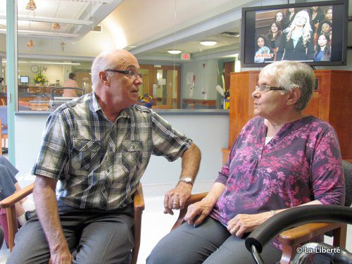 Paul Ruest, le directeur général de la Villa Youville, discute avec Annette Gosselin, une des résidentes, lors d’une tournée de ses locaux.