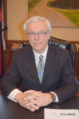 Greg Selinger : « Lorsque le projet de loi sera adopté, est-ce que je vais me considérer un “francophone”? Je ne le sais pas. Je me suis toujours considéré comme un francophile. Chez nous, quand mes enfants m’entendent parler français, ils me taquinent pas mal. »