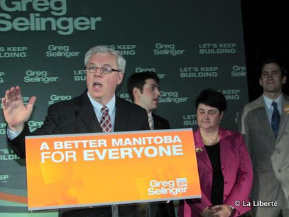 Greg Selinger célèbre sa victoire.