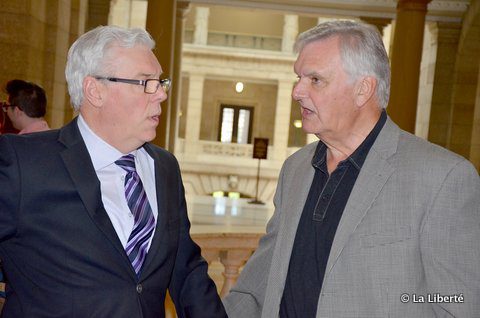 Greg Selinger et Edmond Labossière au Palais législatif le 30 juin, au jour de l’adoption de la Loi 5.
