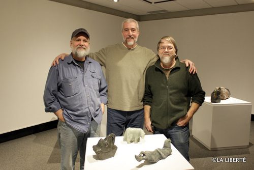 De gauche à droite : Les sculpteurs Michael Sinesio, Denis Savoie et Emile Chartier présentent leurs œuvres dans la galerie du CCFM.