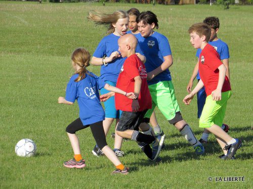 Tous sur le ballon! Des jeunes de la 4e et 5e années lors d’une partie du programme Soccer Franco-FUN qui avait lieu le 16 juin.