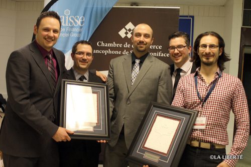 Sur la photo, de gauche à droite les copropriétaires de Bold Innovation Group Ltd, Stefan Maynard, Eric Boisjoli, Jason Myers et Yvan Boisjoli, gagnant du prix Qualico de la jeune entreprise de l’année et le propriétaire de Chaise Café, Shea Ritchie gagnant du prix Caisse Groupe Financier du jeune entrepreneur de la Chambre de commerce francophone de Saint-Boniface.