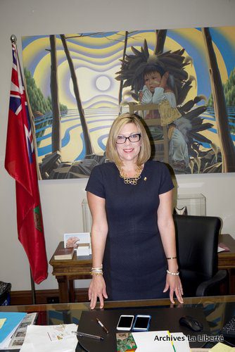 Rochelle Squires, dans son bureau ministériel, fin mai 2016, peu après avoir assumé ses fonctions de ministre du Sport, de la Culture, du Patrimoine et des Affaires francophones. Dans ses plus récents propos, la députée de Riel reste dans la cohérence du sentiment qu’elle a exprimé lors de sa toute première entrevue avec La Liberté, parue dans le journal du 1er juin 2016 : « Je suis très fière que notre gouvernement ait rendu les lettres de mandat aux ministres publiques. C’est par désir de transparence et d’ouverture. Le message lancé est : « travaillons ensemble ». Pour moi, c’est une grande responsabilité d’être ministre des Affaires francophones. Et un grand honneur. Et je compte bien travailler de concert avec la francophonie, qui fait partie de la grande communauté manitobaine. »