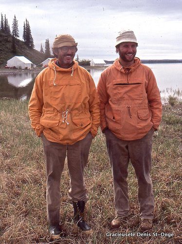 Denis et Marc St-Onge, en 1983, près de la rivière Coppermine. Père et fils ont été reconnus par la Société géographique royale du Canada, qui leur a décerné en novembre 2016 leur prestigieuse médaille d’or.