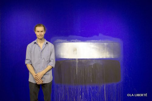 L’artiste Patrick Sternon devant une des toiles de son exposition Oxymoron.