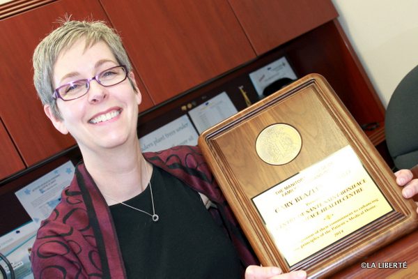 La directrice générale du Centre de santé Saint-Boniface, Susan Stratford est heureuse de voir le travail de son institution récompensé par le Collège des médecins de famille avec son prix Dr Gary Beazley.