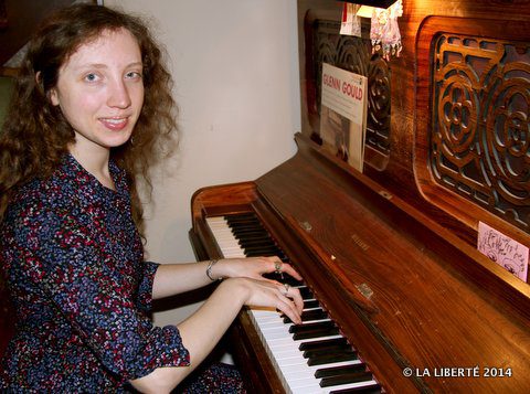 Holly Stratton au piano