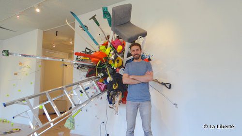 L’artiste québécois Guillaume Tardif présente son Attentat, en toute décontraction.
